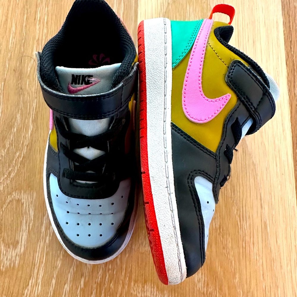 Nike kids court borough low